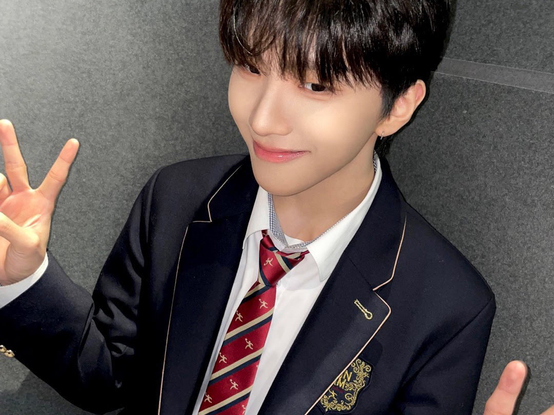 서점에서 자꾸 마주치는 후배 thumbnail