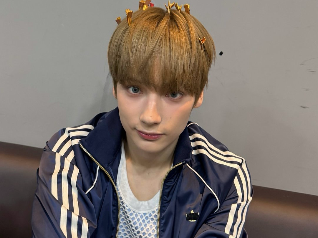 Có một mối quan hệ ngọt ngào và tán tỉnh với một chàng trai trẻ hơn, Huening thumbnail