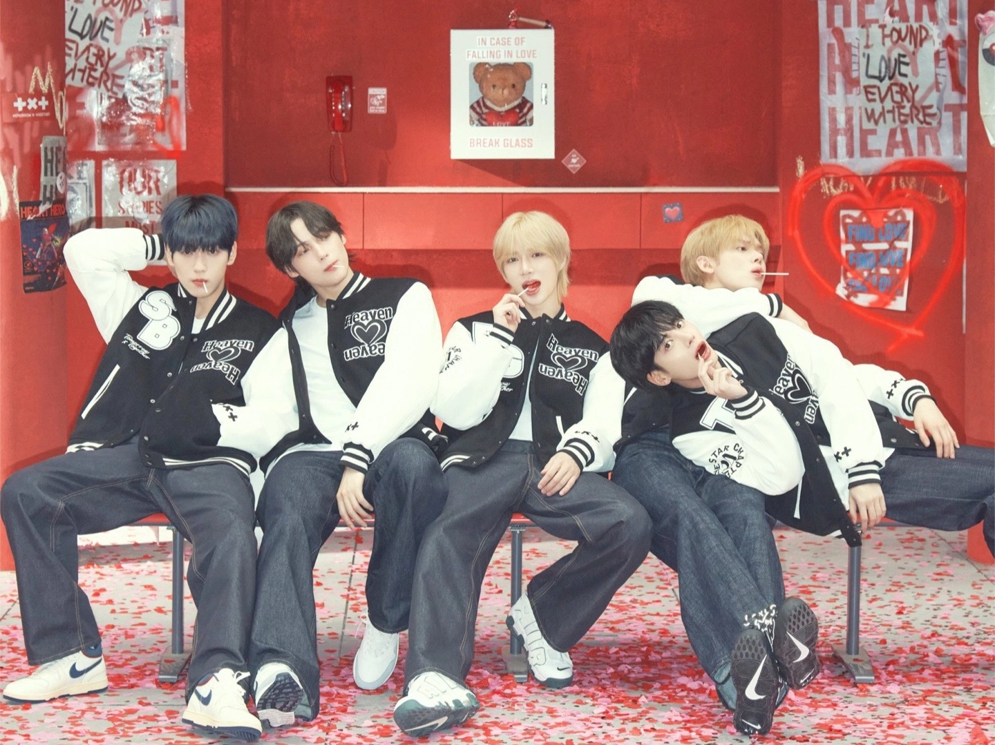 5명의 뱀파이어와 그녀 thumbnail