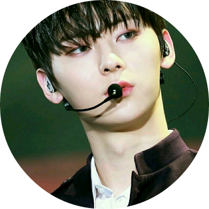 황민현 image