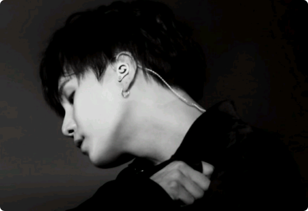 Đêm sâu thẳm, trăng đỏ, ma cà rồng. thumbnail