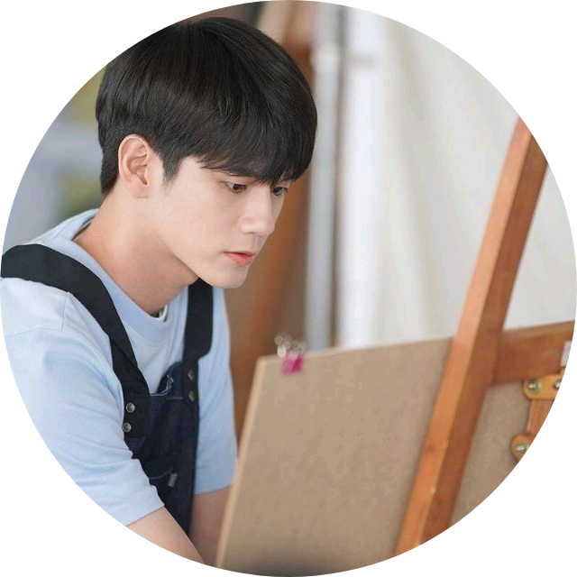 글쓰는 여주 image