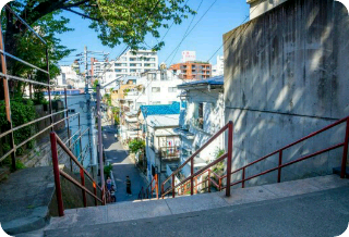 The summer sun is bothering me. thumbnail