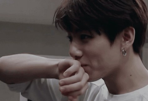 我在卡拉OK酒吧被一个恶霸亲了。 thumbnail