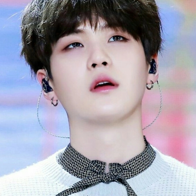 어린 민윤기 image