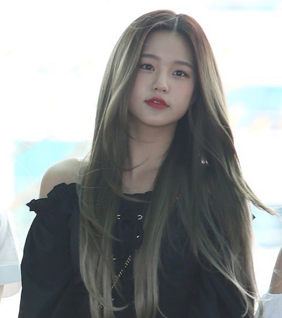 Cô hàng xóm sát vách nhà tôi là một cô gái xinh xắn. thumbnail