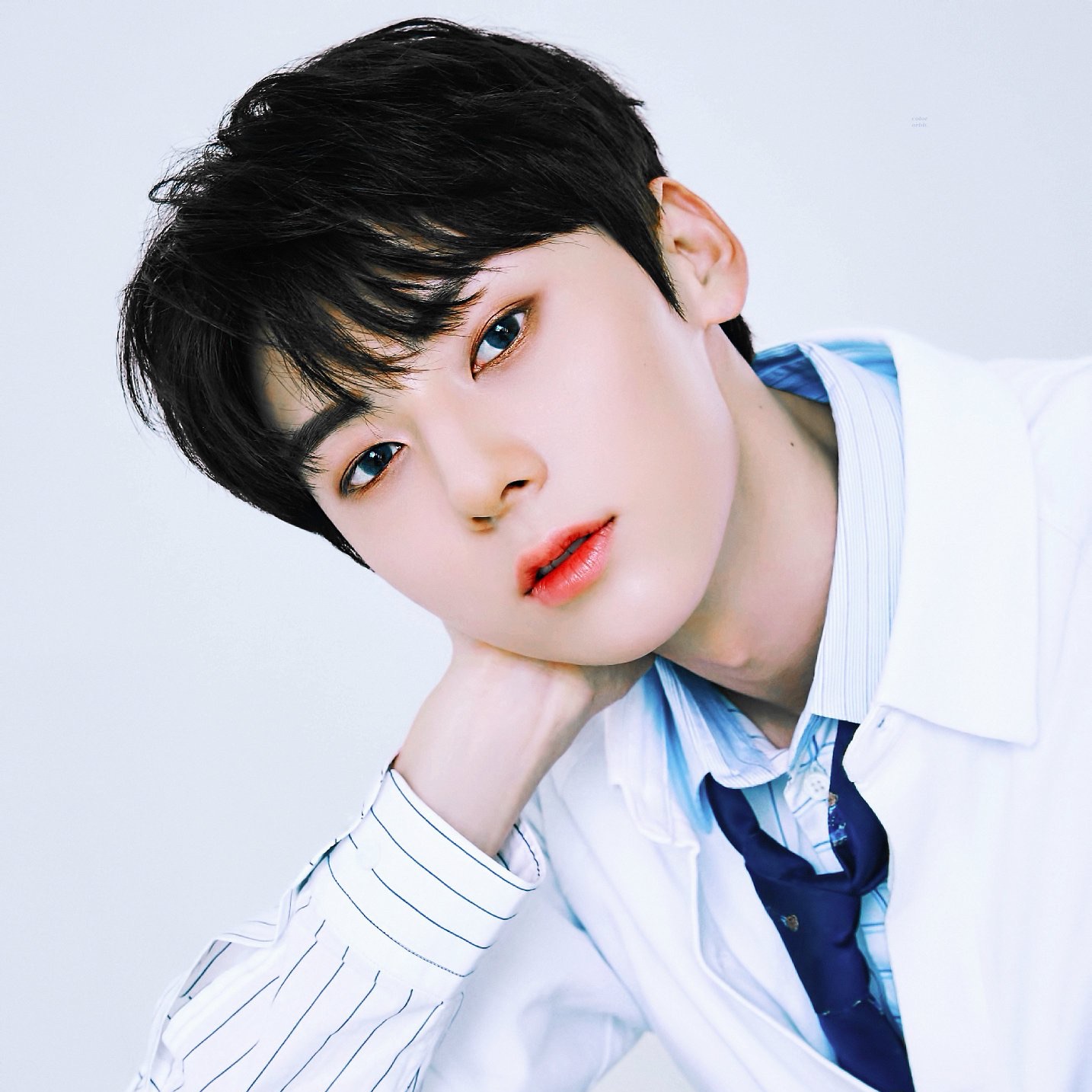 황민현 image