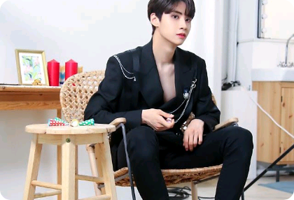 我和两个男人住在一起。 thumbnail