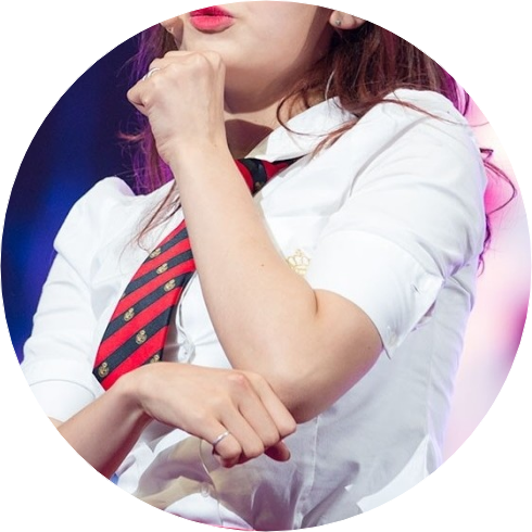 여자애들 중 1명 image