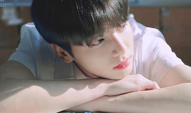 我摔倒在一个陌生人身上，他是个恶霸。 thumbnail