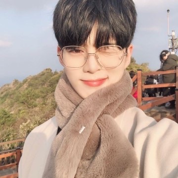 민 은 석 . image