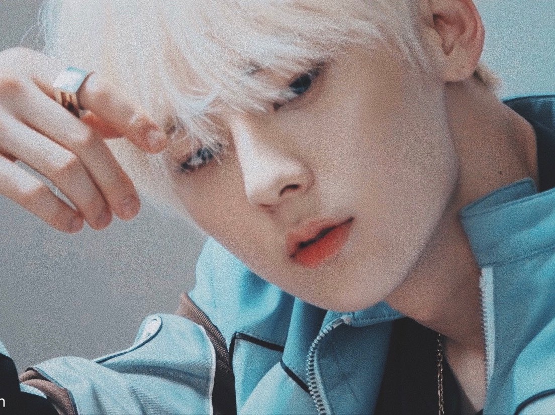 황 민 현 image