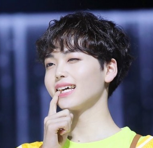 Linda estudiante de tercer año a tiempo parcial thumbnail