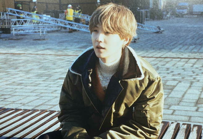 윤기에게 투표하세요, 그는 그럴 자격이 있어요. thumbnail