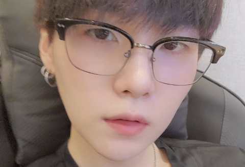 윤기에게 투표합시다🐱💜 thumbnail