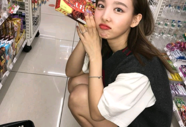 La farce de Nayeon thumbnail