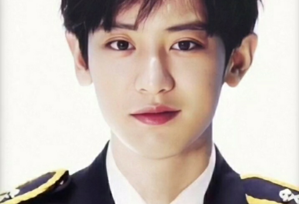 박찬열이 데뷔 9주년을 기념하기 위해 모습을 드러냈다. thumbnail