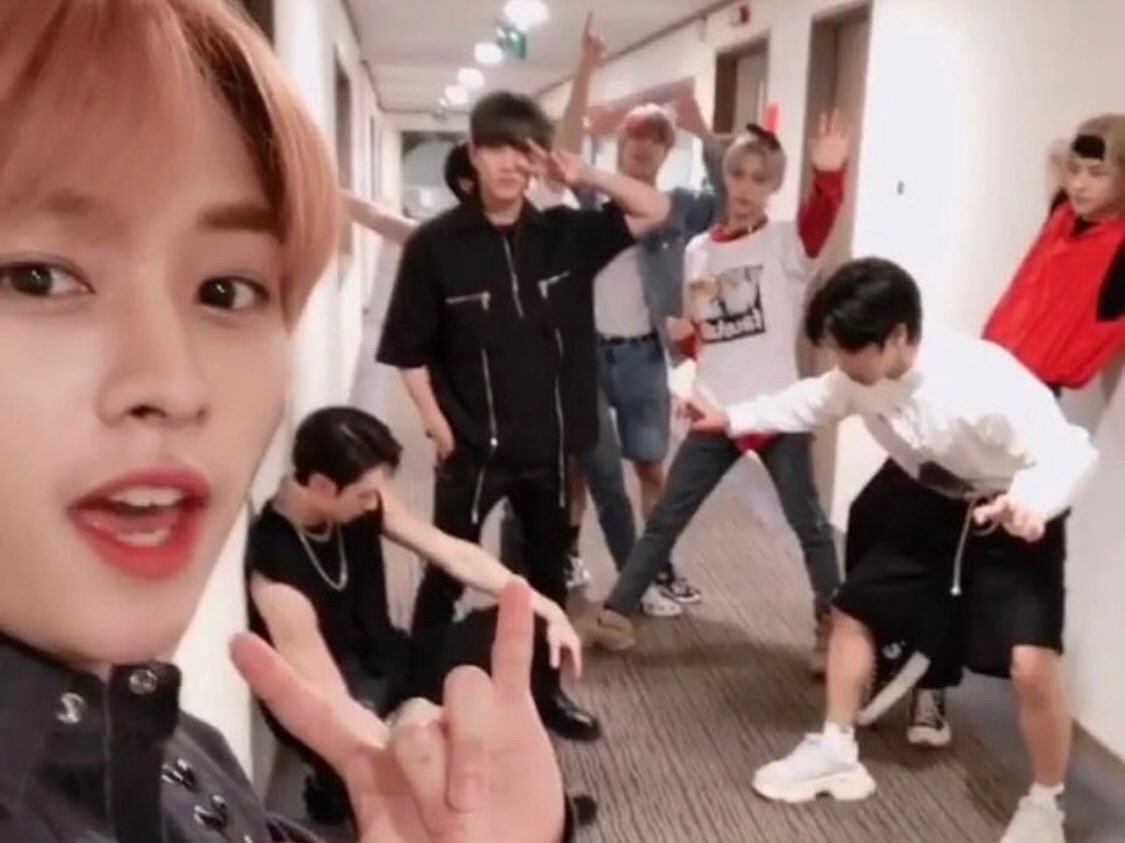 스트레이 키즈에게 투표하세요 thumbnail