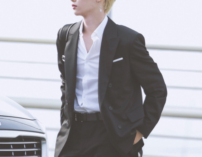 Dia adalah penari bayi yang tampan. thumbnail