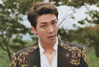 Người lãnh đạo tuyệt vời của chúng ta; Namjoon thumbnail