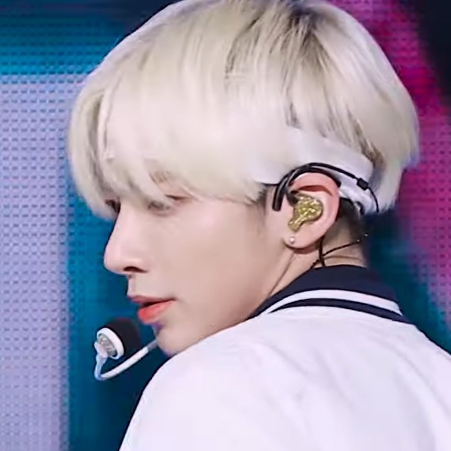 카페 알바생 image