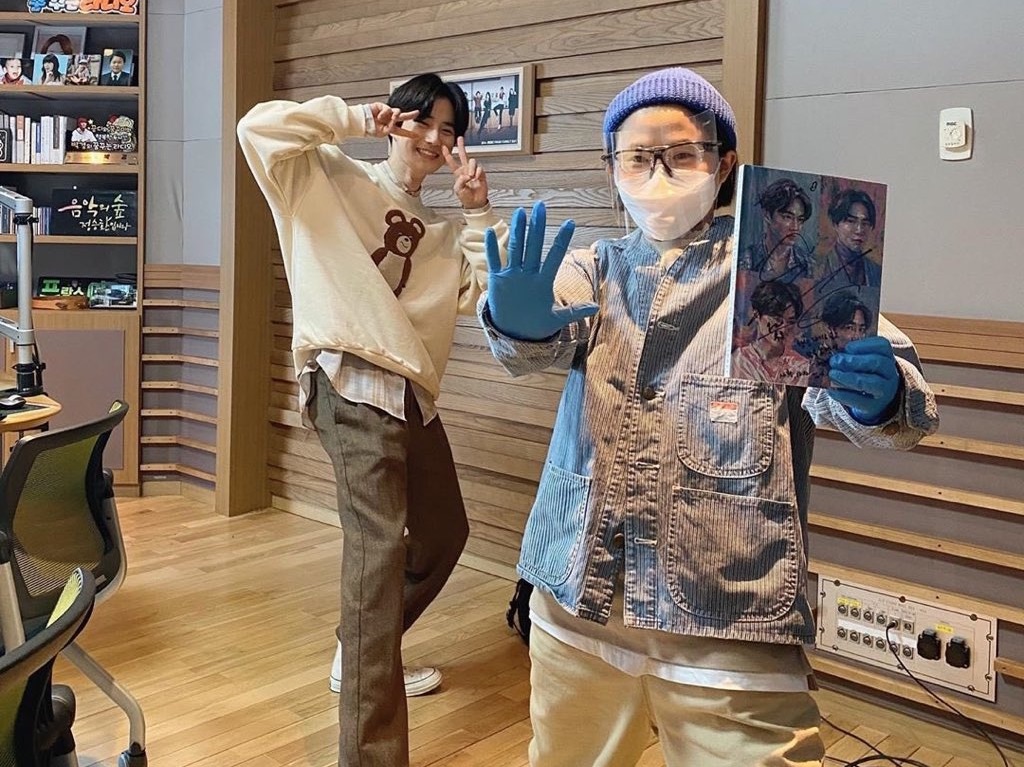 SUHO’s album ‘사랑,하자’ thumbnail