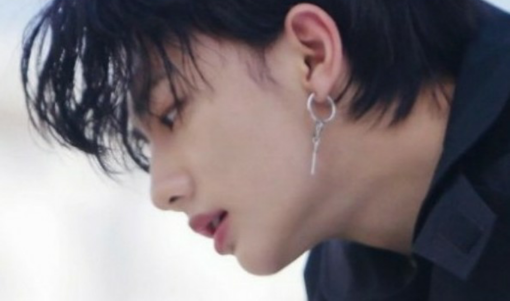 Hyunjin現在正在工作 thumbnail