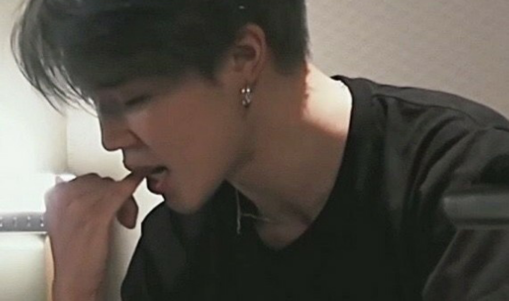 선배님을 껴안고 울었어요 thumbnail