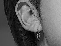 윤리남준 귀 image