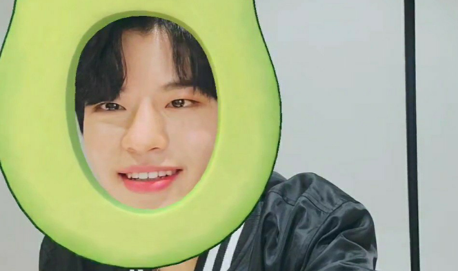 无论如何，都投票给 skz。 thumbnail