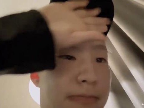 하늘 보며 걷는 아이 thumbnail