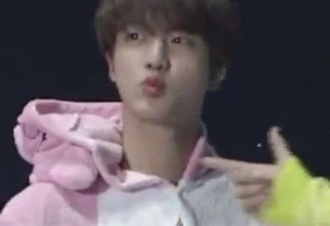 진은 너무 귀엽다. thumbnail