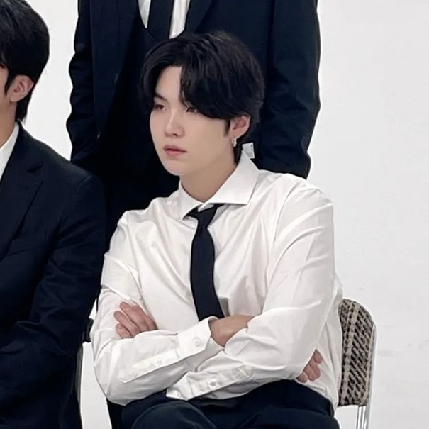 민윤기 / 27살 image