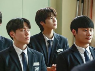 Aku ingat saat itu di halte bus, mengenakan jaket seragam sekolahku. thumbnail