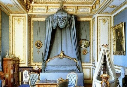 Trong tiểu thuyết, nữ hoàng chỉ đơn thuần chiếm hữu nữ nhân vật chính. thumbnail