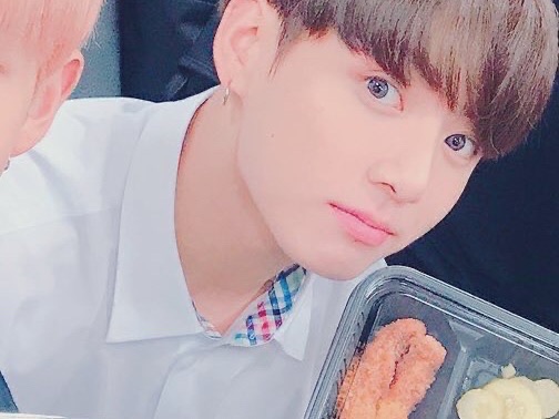 与读者一起养育幼年柾国 thumbnail