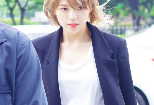 Jeongyeon Looks  thumbnail