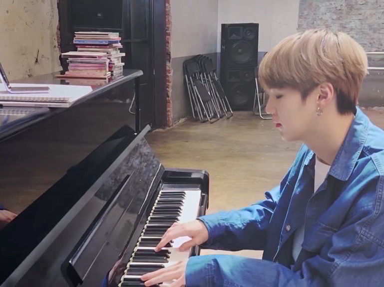 Anziano, non suonare quel pianoforte. thumbnail