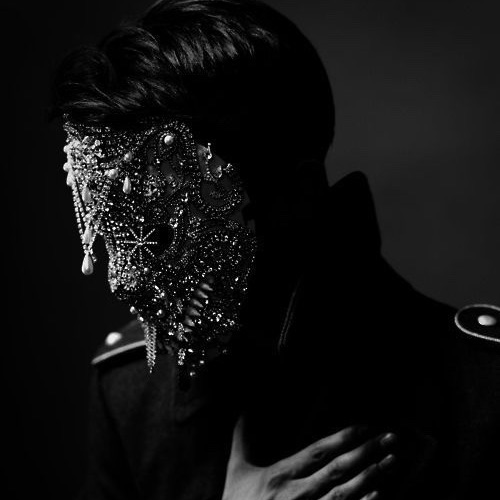 가면 쓴 남성 image