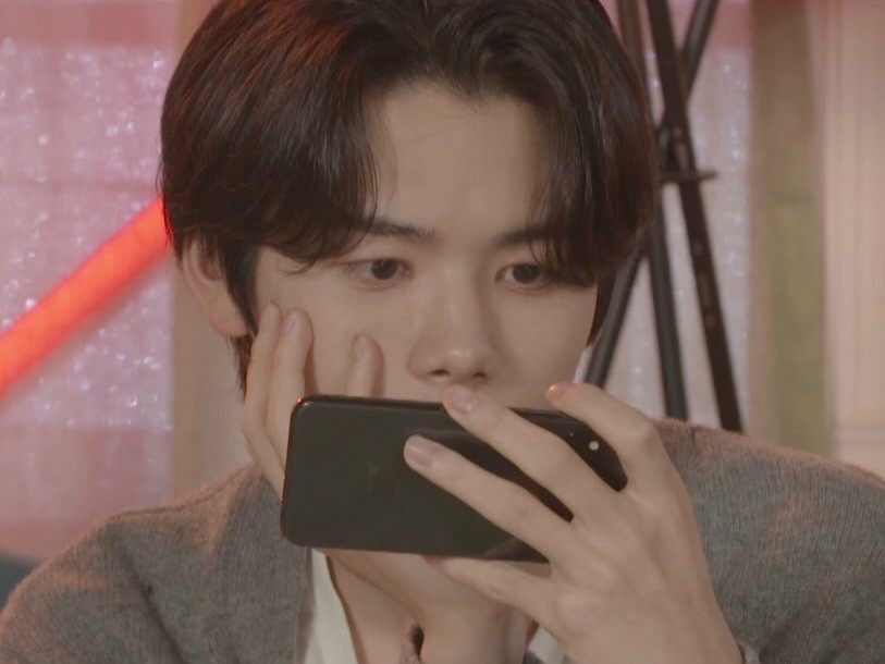 “ 좋아하진 않아 근데 좋은 걸 어떡해 ” thumbnail