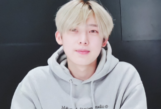 Vote Kim Sunoo di sini sekarang! baca thumbnail