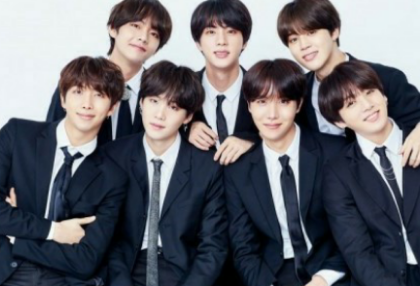 有七名保鑣保護這位年輕女子。 thumbnail