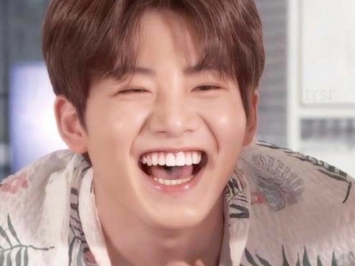 그의 웃음 thumbnail