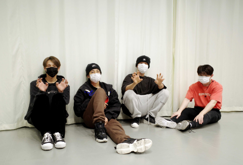 너는 그저 친구인데 thumbnail