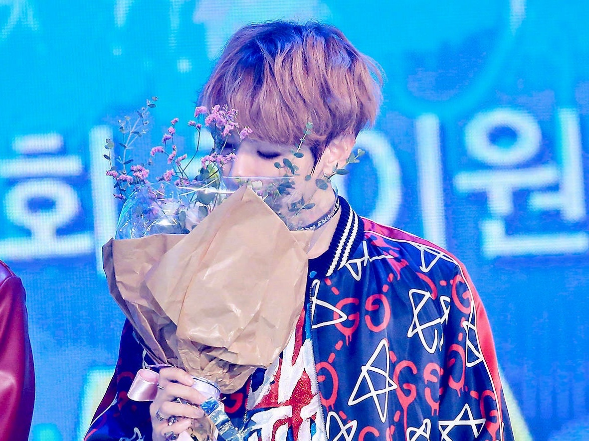 "꽃에 키스하니, 내 눈은 따뜻함으로 가득 찼어요." thumbnail