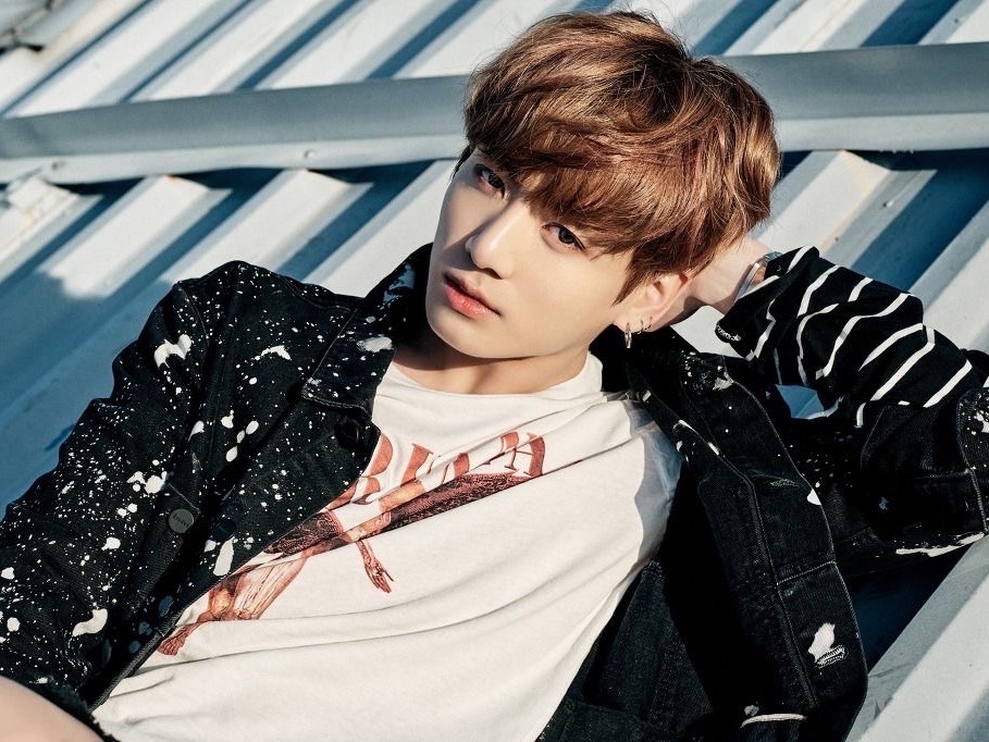 La luna en una noche iluminada por la luna pasa rozándome. thumbnail