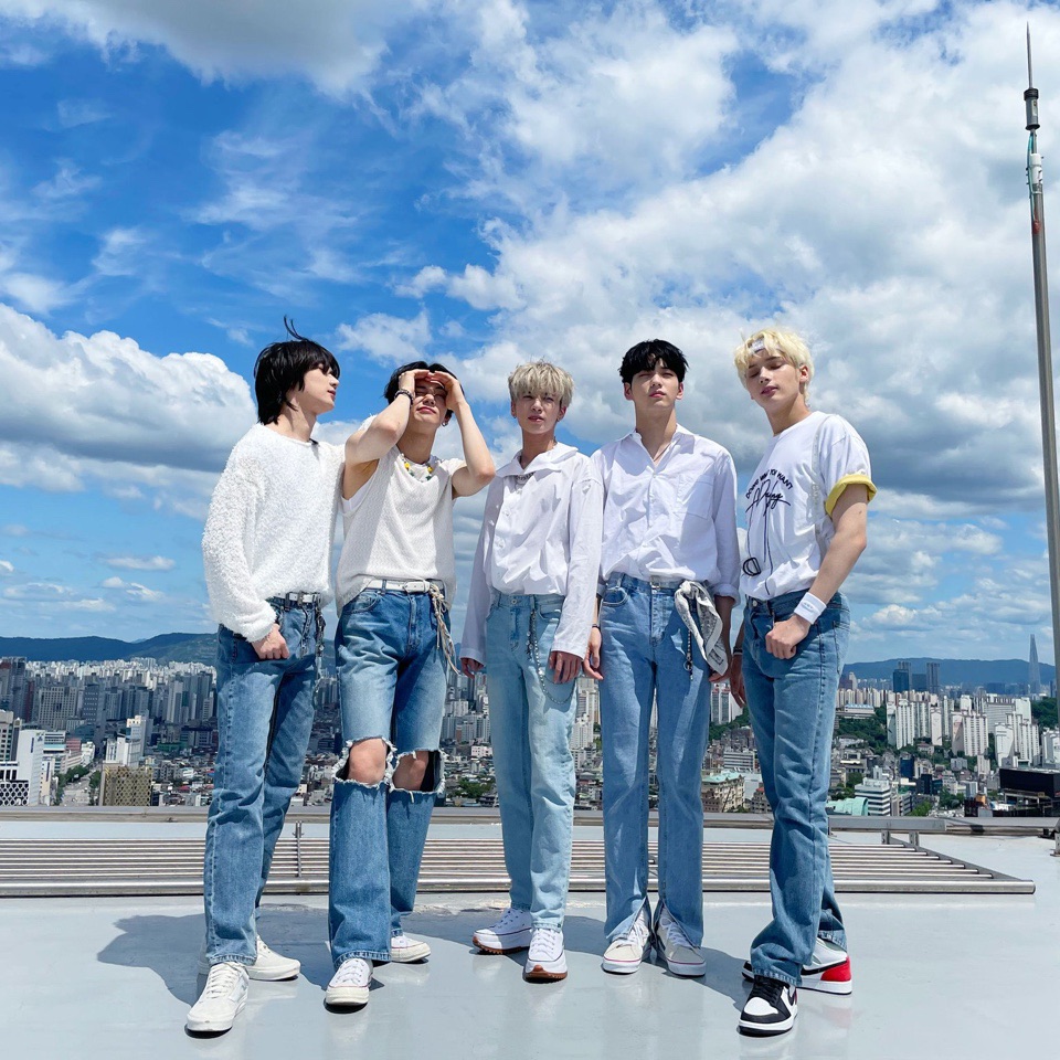 투모로우바이투게더 image