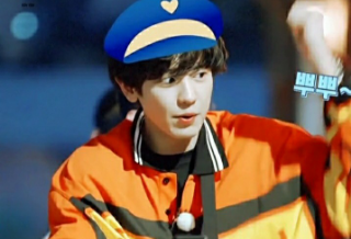 박찬열이 데뷔 9주년을 기념하기 위해 모습을 드러냈다. thumbnail