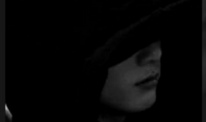 El hombre que viste sudadera negra thumbnail