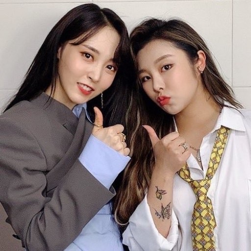문별,휘인 image